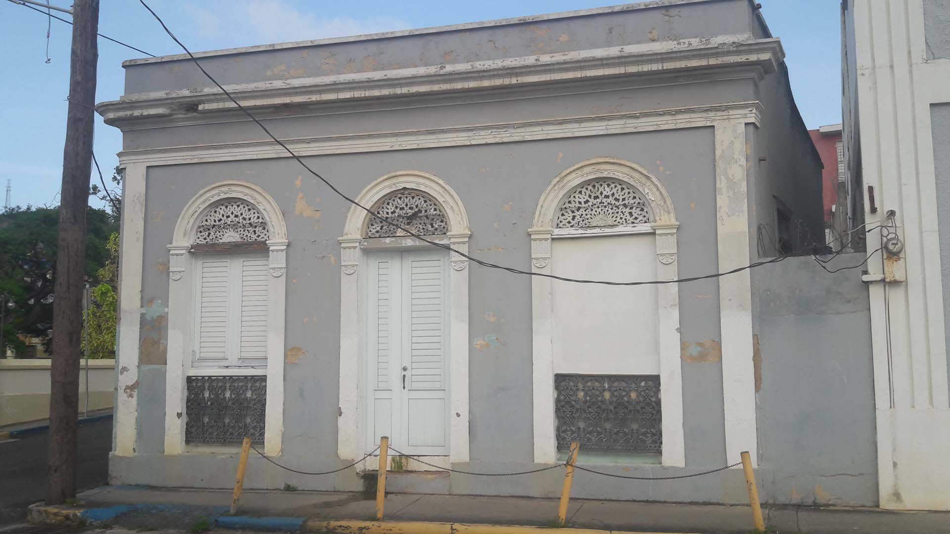 Edificio antiguo gris y blanco